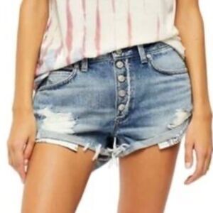 Levi’s Distressed Light Wash Denim Shorts | Size 29